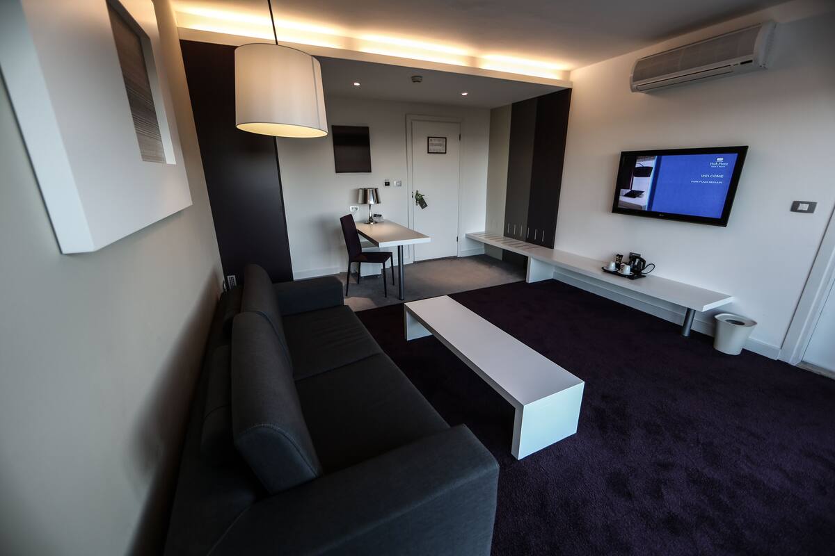 32-inch lcd tv with satellite channels, tv