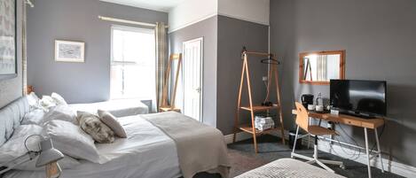 Family Room, Ensuite | Iron/ironing board, bed sheets