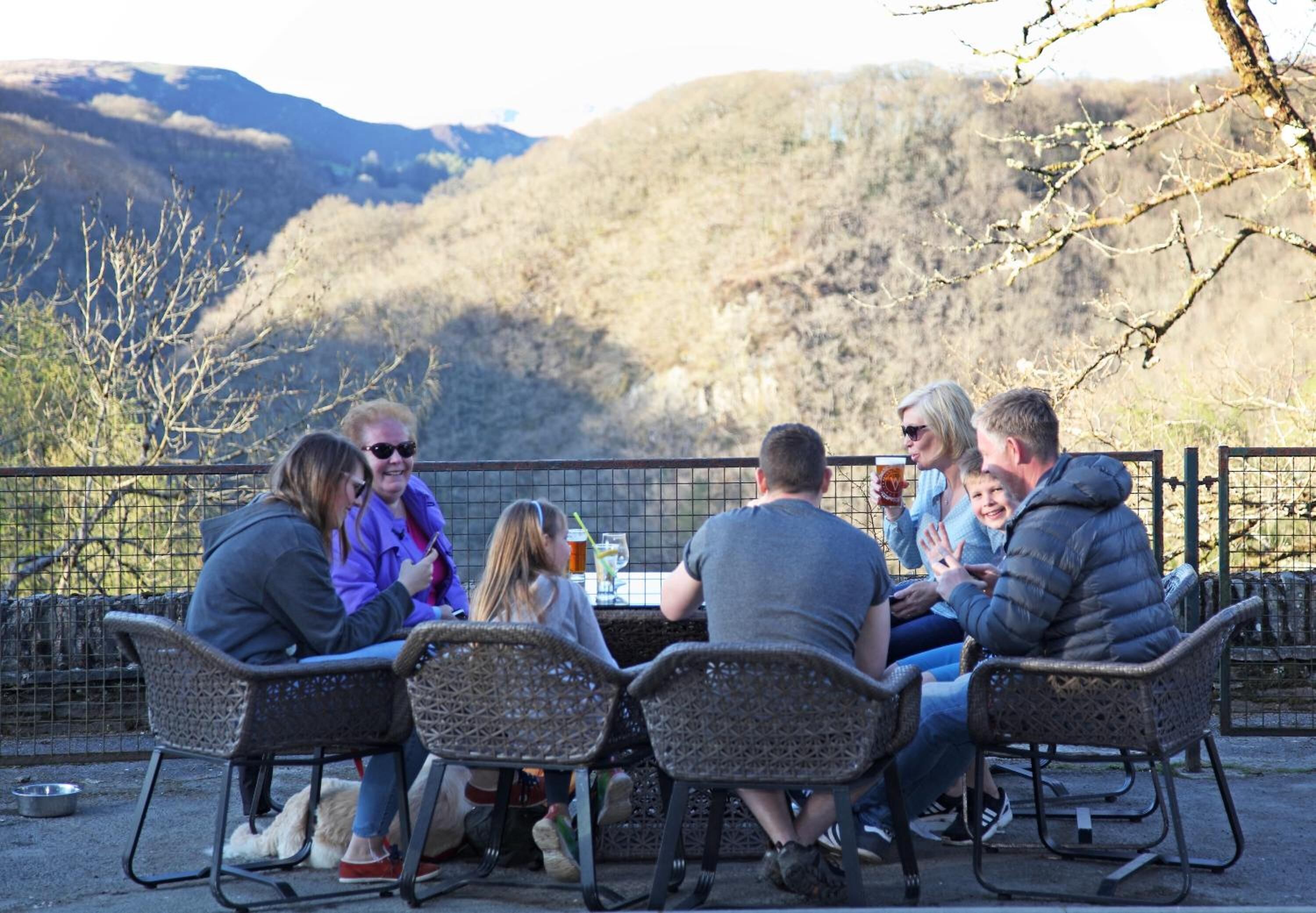 2 restaurants, breakfast, lunch, dinner served; british cuisine