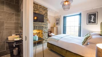 Double Room, 1 King Bed, Valley View | Individually decorated, individually furnished, blackout curtains