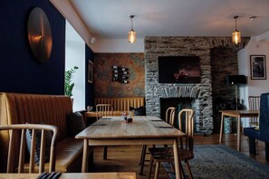 Se sirven desayunos, almuerzos y cenas; cocina británica