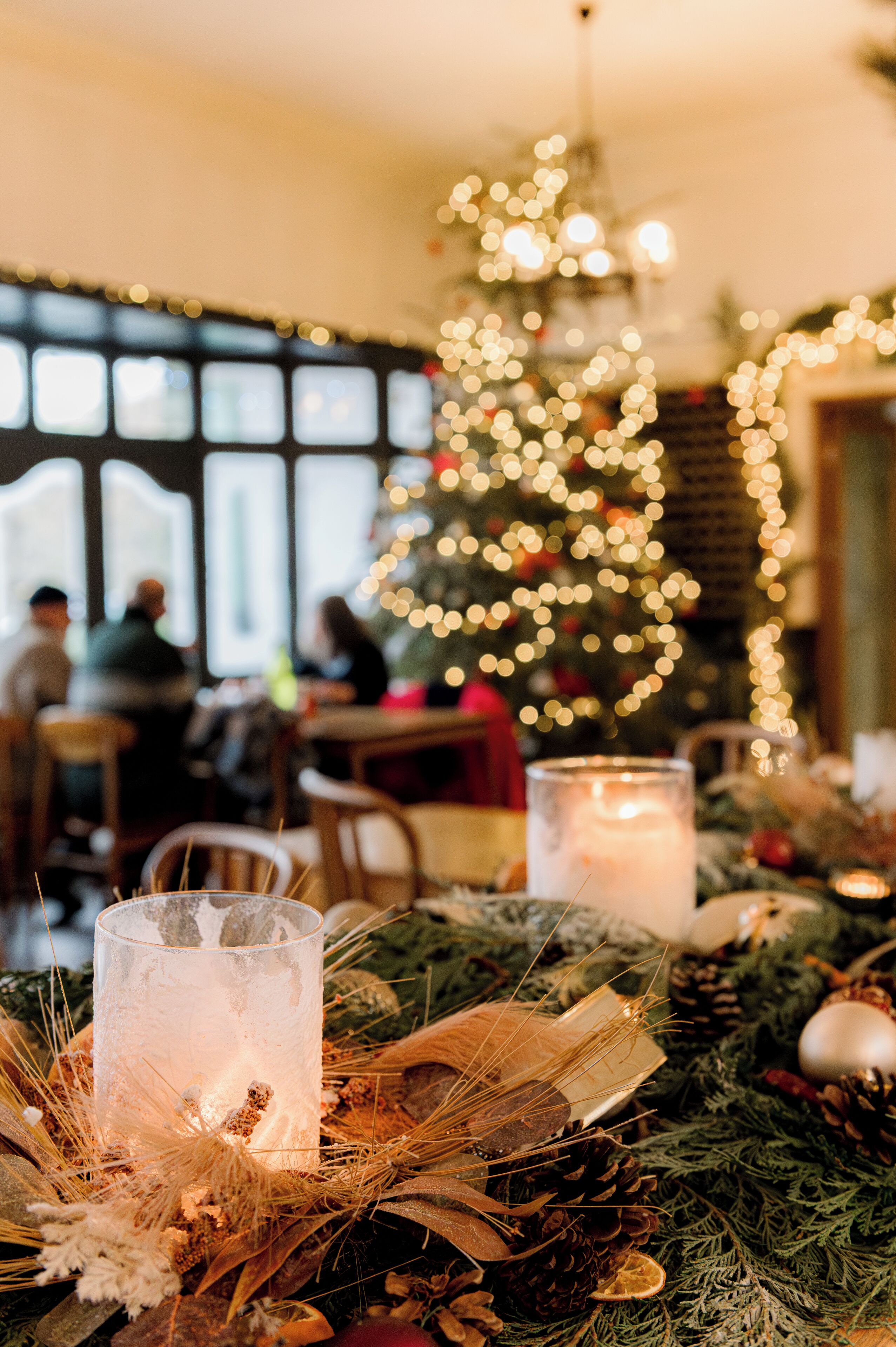 2 restaurants, breakfast, lunch, dinner served; british cuisine