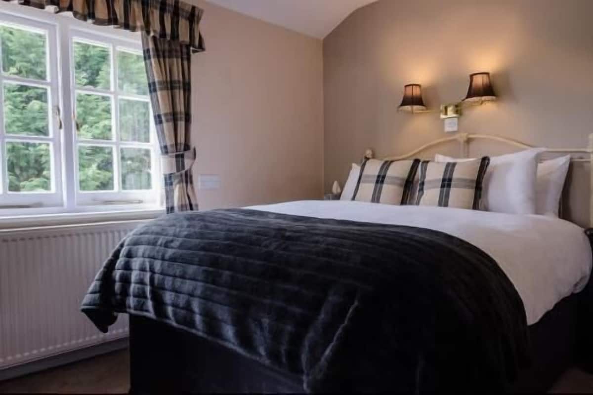 Double Room | 1 bedroom, individually decorated, individually furnished, desk