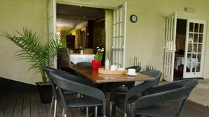 Terrace/patio - The Tumbling Weir Hotel & Restaurant (Ottery St Mary)
