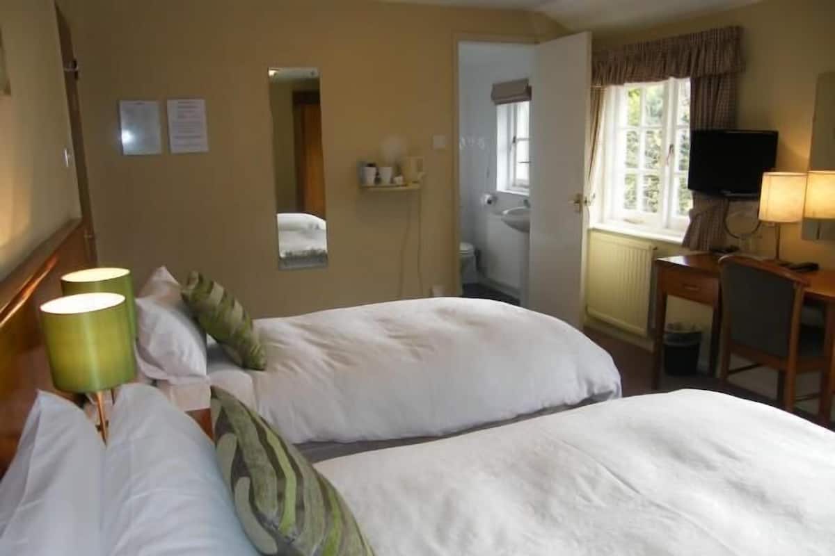 Twin Room, Ensuite | 1 bedroom, individually decorated, individually furnished, desk