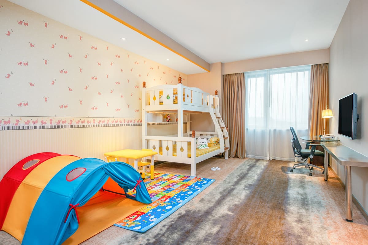 Suite, 1 slaapkamer (Living Area Kids Theme) | 1 slaapkamer, een minibar, een kluis op de kamer, een bureau