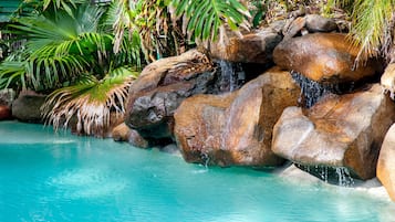 Piscine extérieure (ouverte en saison), parasols de plage