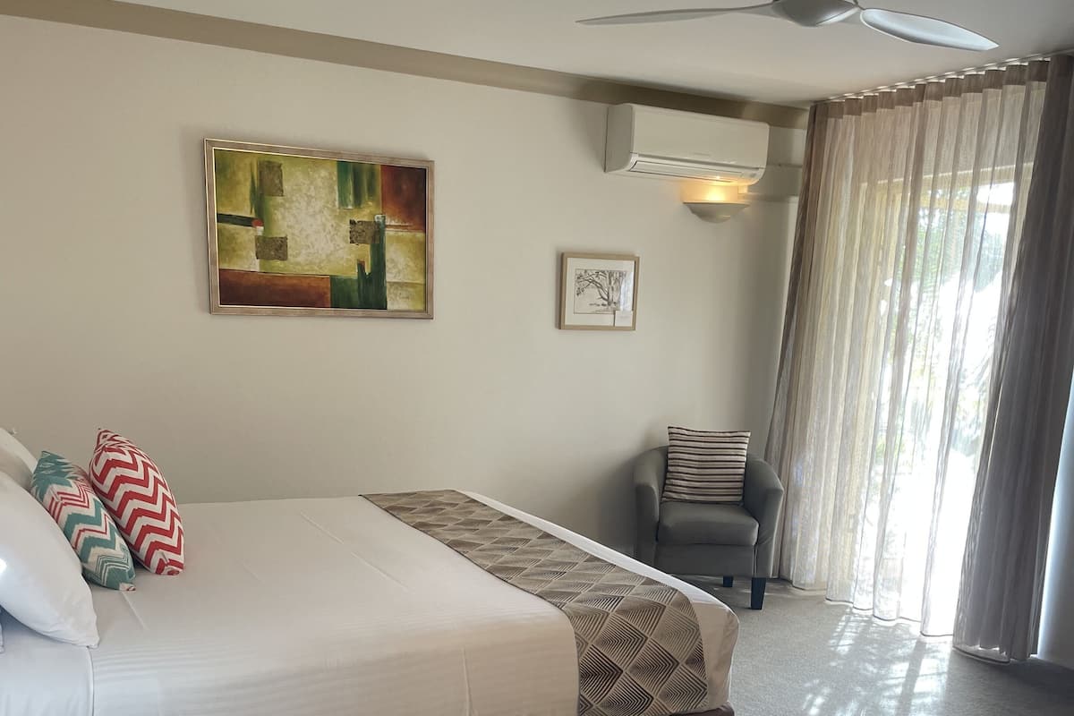 Executive King Courtyard Room