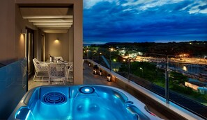 Familiesuite, utsikt mot marina | Minibar, safe på rommet, skrivebord og barnesenger (inkludert)