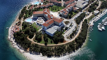 Situated on a peninsula, this hotel offers stunning views of the beach and marina.