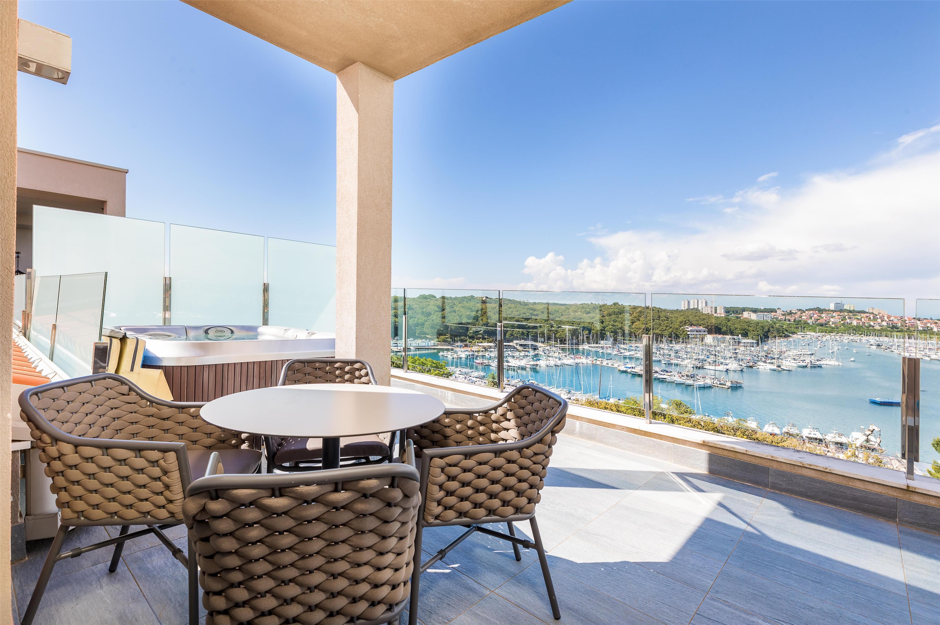 Family Suite, Marina View | Minibar, in-room safe, desk, free cribs/infant beds