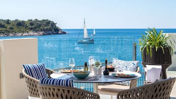 Breakfast, dinner served; international cuisine, beach views