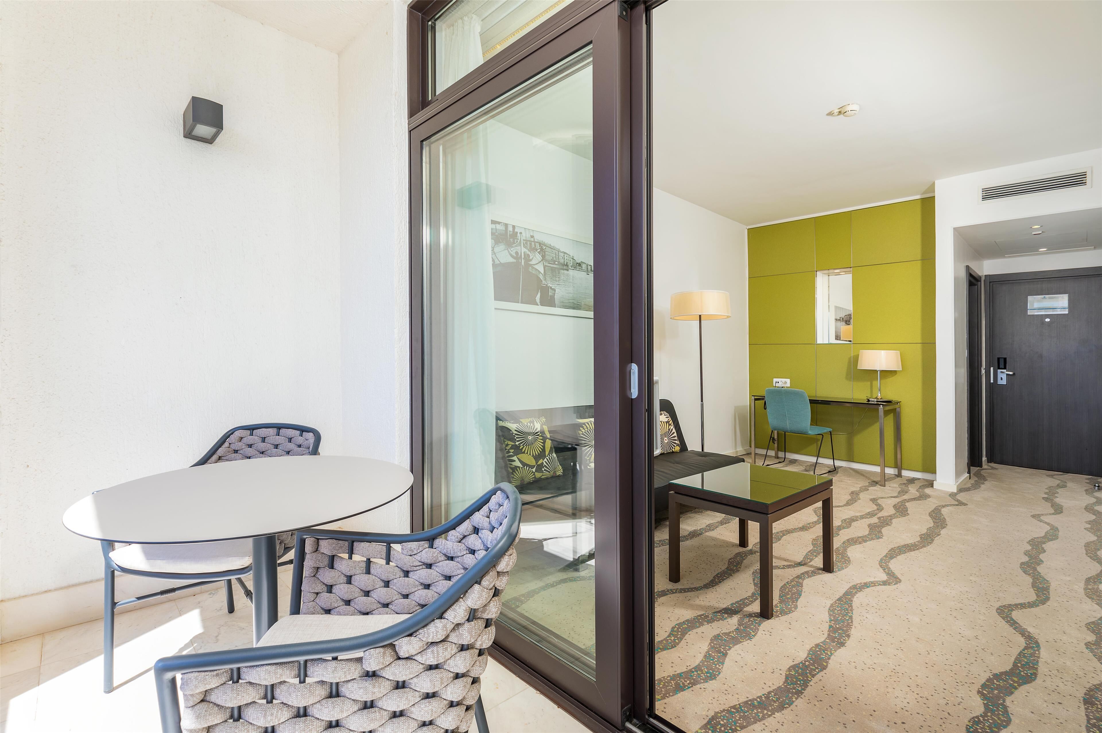 suite, 1 bedroom, sea view | minibar, in-room safe, desk, free cots/infant beds