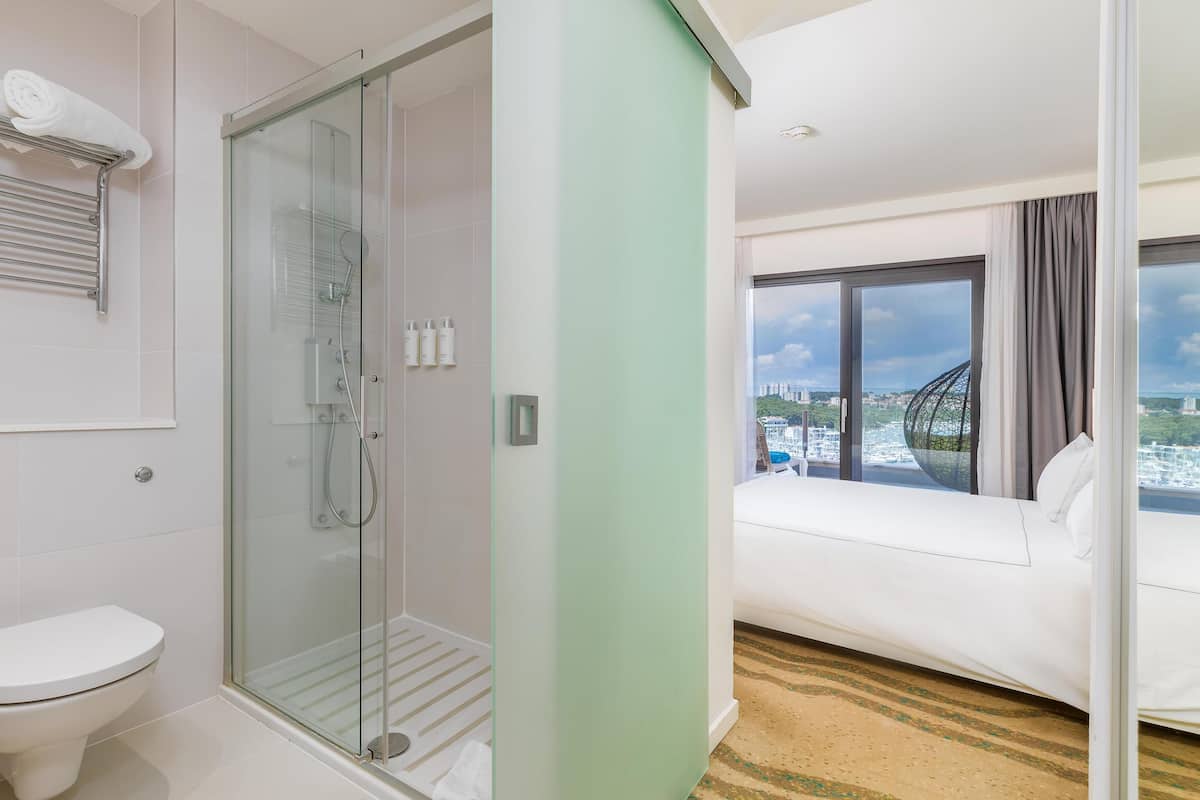 Suite familiar, vista a la marina | Minibar, caja de seguridad en la habitación y escritorio