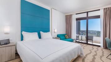 Minibar, coffres-forts dans les chambres, bureau, lits bébé (gratuits)