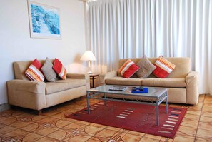 Superior 1 Bedroom Oceanfront or Balcony, Ocean View (Wifi 500mbs/day & 1 Car Park) | Wohnzimmer | Flachbildfernseher