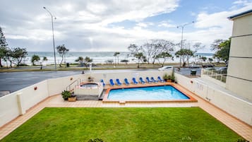 Piscina externa, funciona das 7h30 às 21h30, espreguiçadeiras