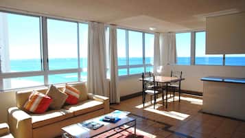 Superior 1 Bedroom Oceanfront or Balcony, Ocean View (Wifi 500mbs/day & 1 Car Park) | Área de estar | TV de tela plana