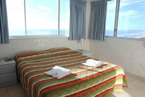 Superior 1 Bedroom Oceanfront or Balcony, Ocean View (Wifi 500mbs/day & 1 Car Park) | 1 Schlafzimmer, Bügeleisen/Bügelbrett, Babybetten, Zustellbetten
