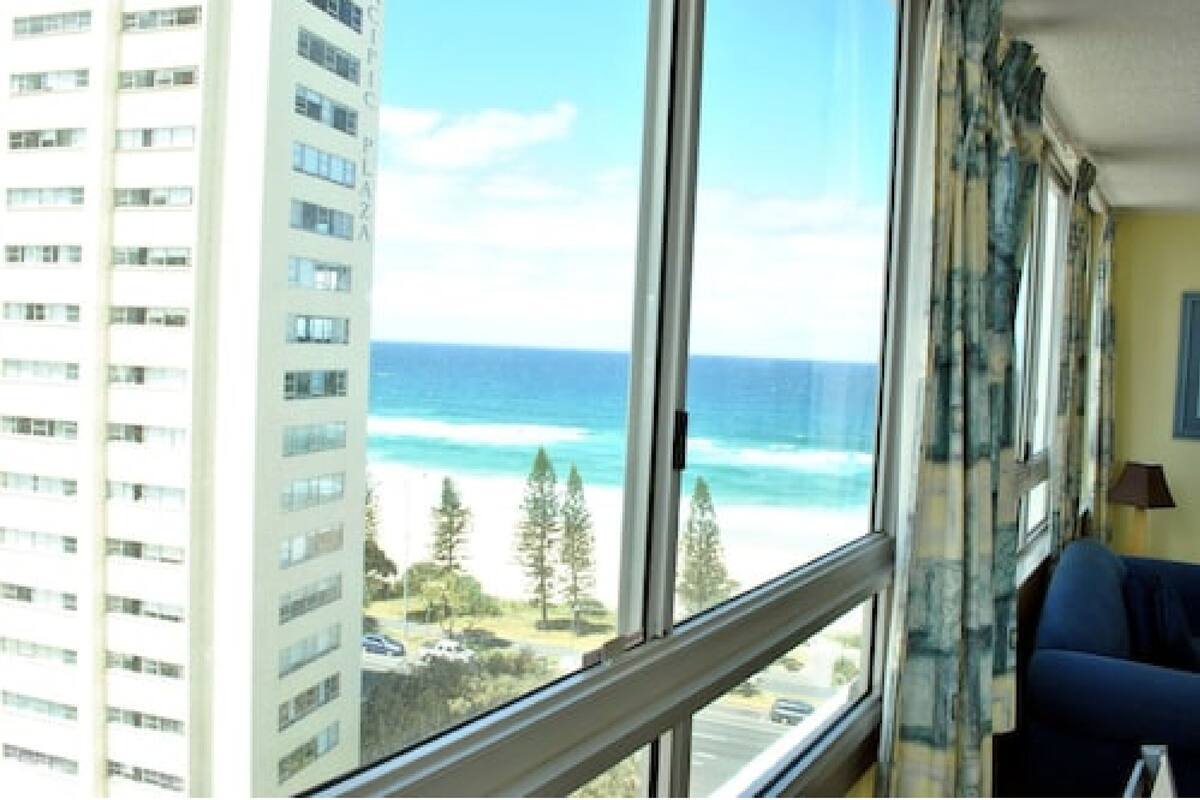 Standard 1 Bedroom Hinterland or Balcony, Ocean View (Wifi 500mbs/day & 1 Car Park) | Sala de estar | Televisión de pantalla plana