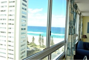 Standard 1 Bedroom Hinterland or Balcony, Ocean View (Wifi 500mbs/day & 1 Car Park) | リビングルーム | 薄型テレビ