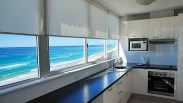 Superior 1 Bedroom Oceanfront or Balcony, Ocean View (Wifi 500mbs/day & 1 Car Park) | Cozinha privada | Geladeira, micro-ondas, fogão, cooktop