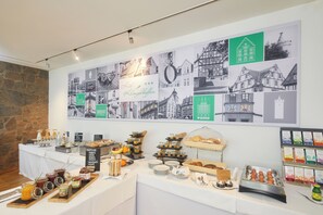 每日供应自助式早餐（每人 EUR 10）