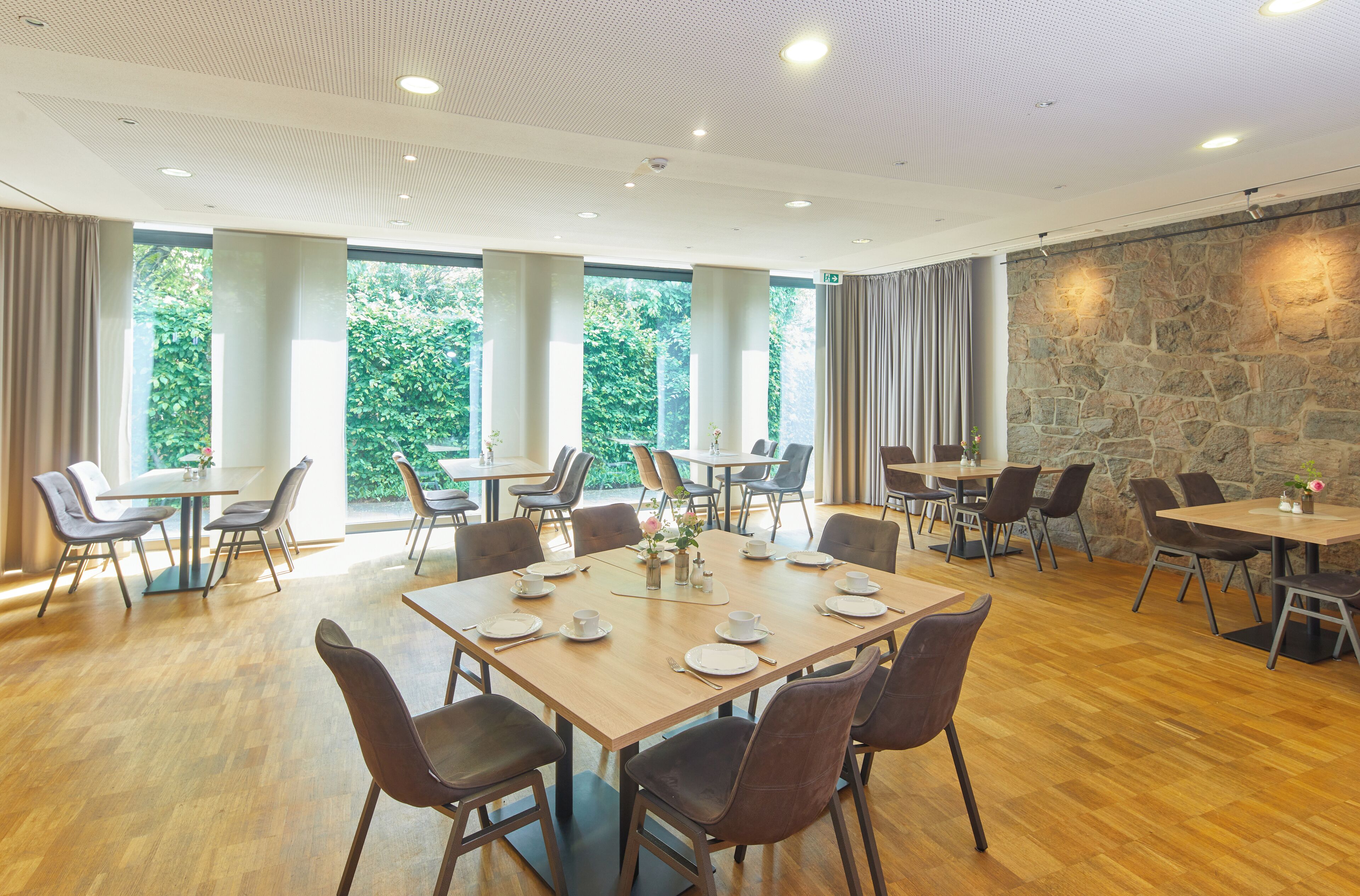 Se ofrece un desayuno bufé (10 EUR por persona)