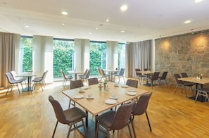 Tägliches Frühstücksbuffet (10 EUR pro Person)