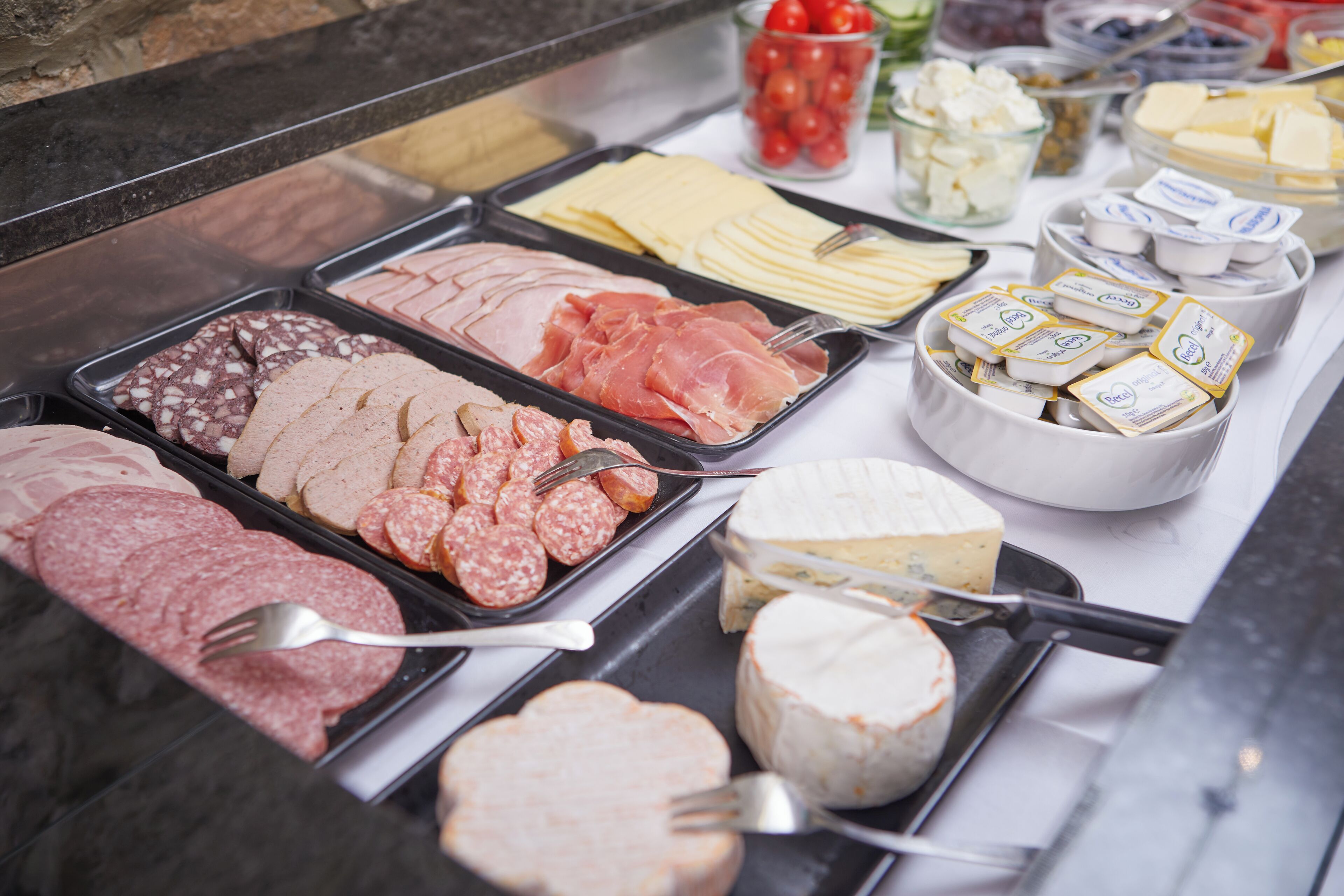 Se ofrece un desayuno bufé todos los días (por un coste adicional)