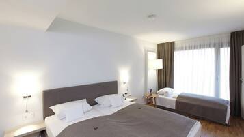 Comfort-Dreibettzimmer (Pavillon) | Allergikerbettwaren, laptopgeeigneter Arbeitsplatz, Babybetten