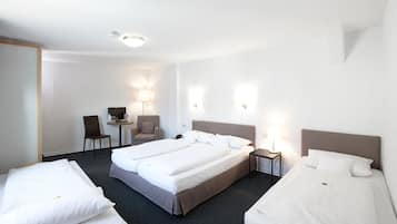 Vierbettzimmer | Allergikerbettwaren, laptopgeeigneter Arbeitsplatz, Babybetten