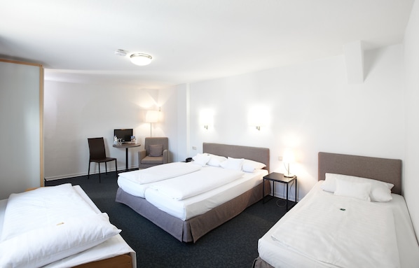 Vierbettzimmer | Allergikerbettwaren, laptopgeeigneter Arbeitsplatz, Babybetten