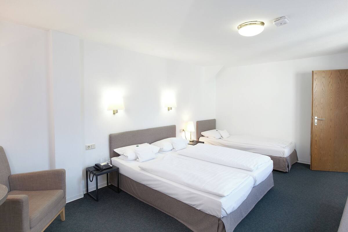 Chambre Triple Standard | Literie hypoallergénique, espace de travail pour ordinateur portable