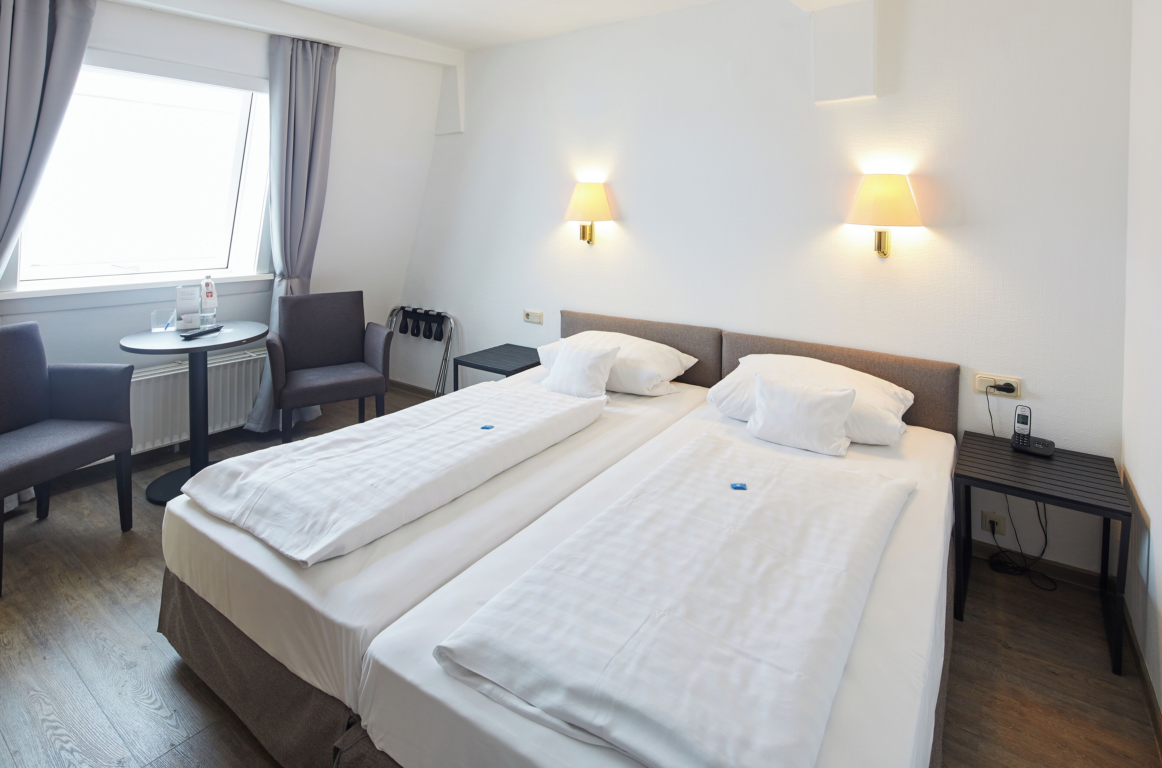 双人房 | 防过敏的被褥、笔记本电脑工作区、婴儿床、免费 WiFi