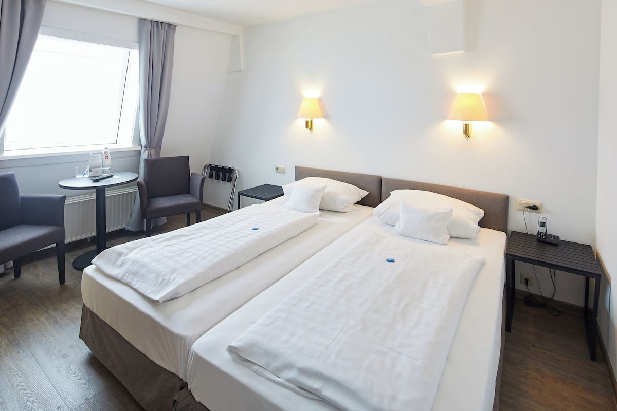Doppelzimmer | Allergikerbettwaren, laptopgeeigneter Arbeitsplatz, Babybetten