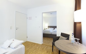 Hypo-allergenic bedding, laptop workspace, cots/infant beds, free WiFi - Hotel Klingelhöffer (Alsfeld)