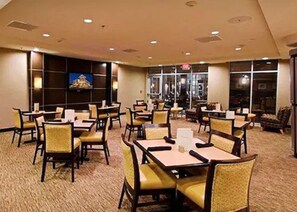 Breakfast and dinner served - Cambria Hotel Columbus - Polaris (Columbus)