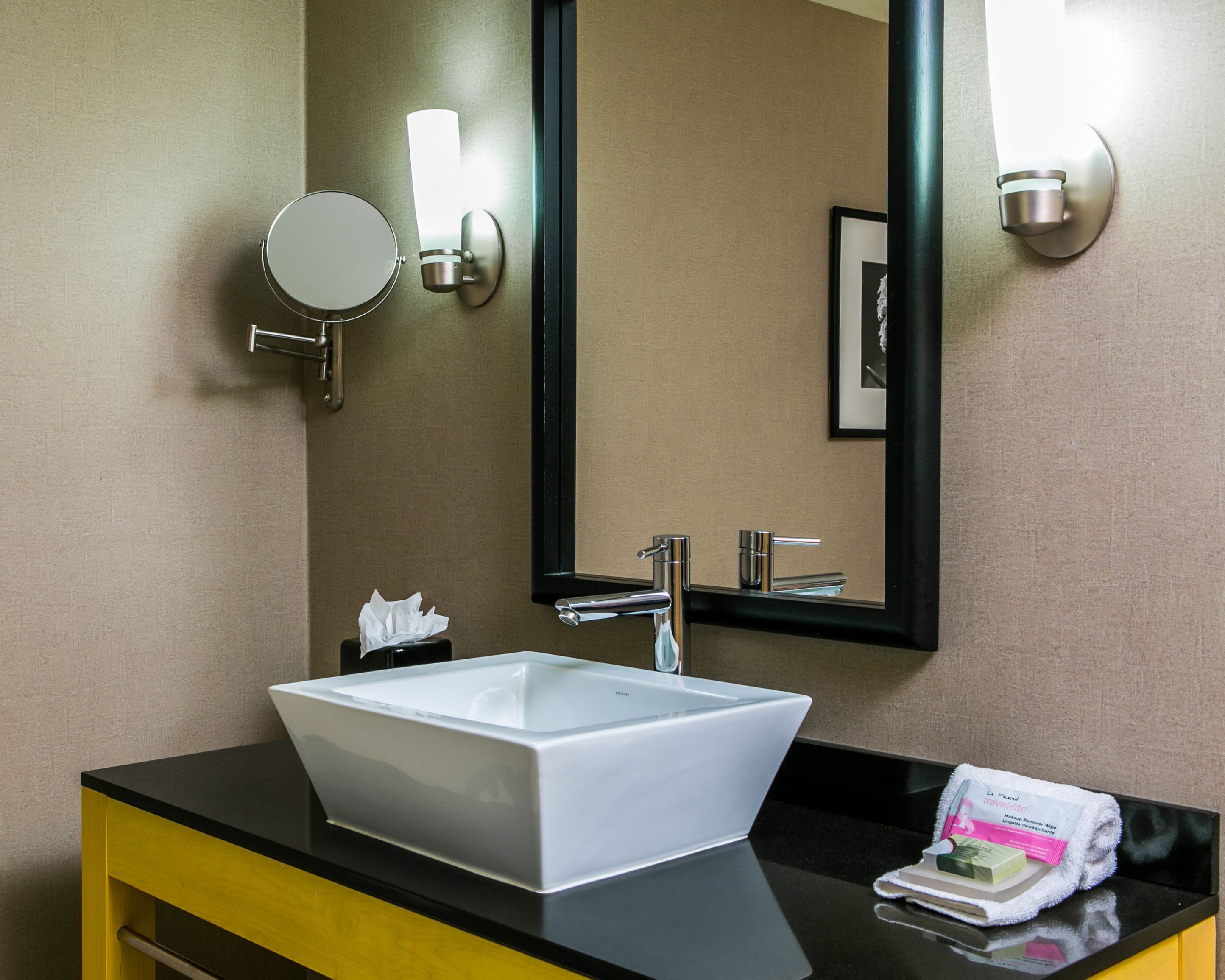 suite, non smoking | bathroom | combined shower/bathtub, hair dryer, towels