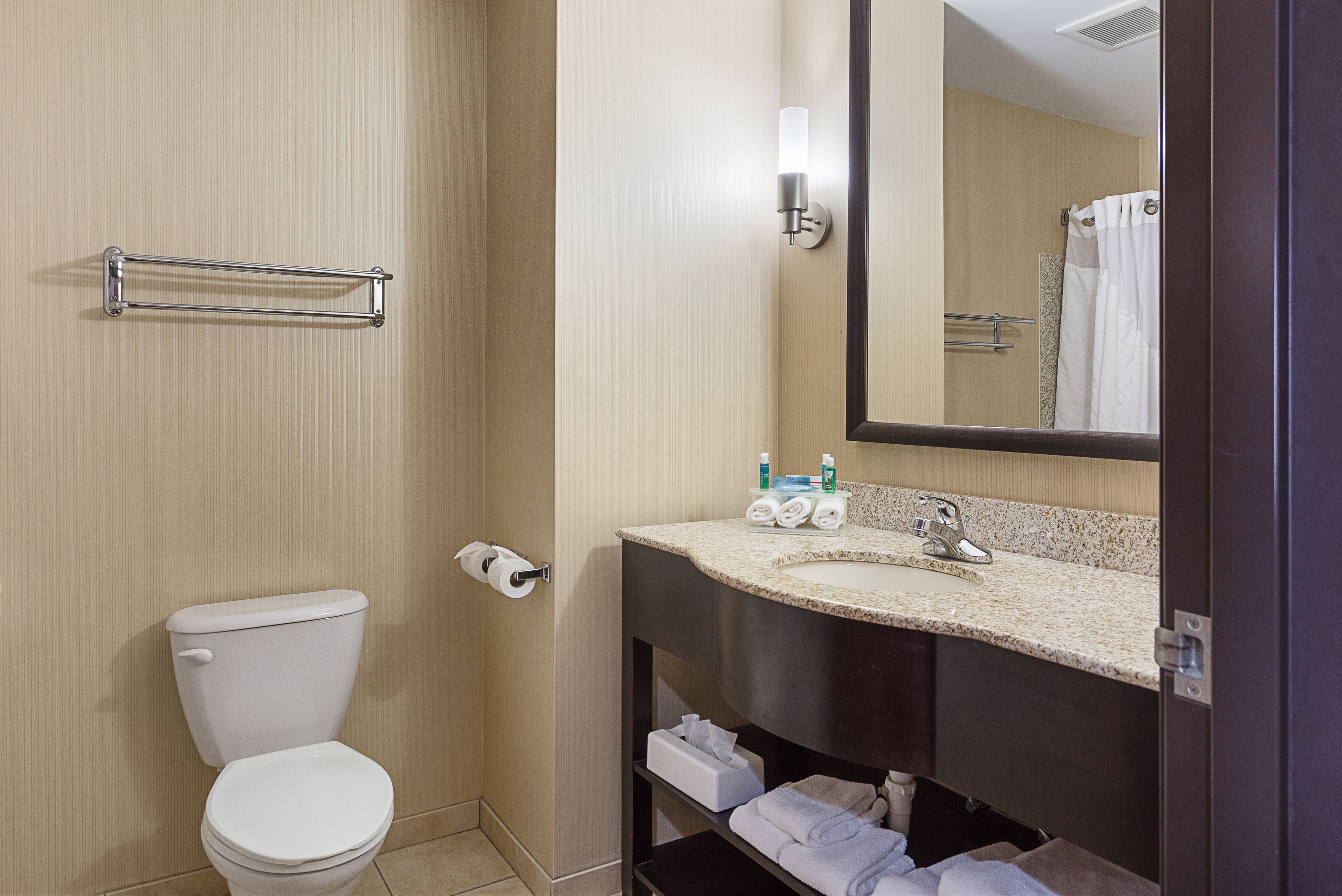 combined shower/bathtub, hair dryer, towels