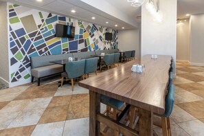 2 restaurants, breakfast served