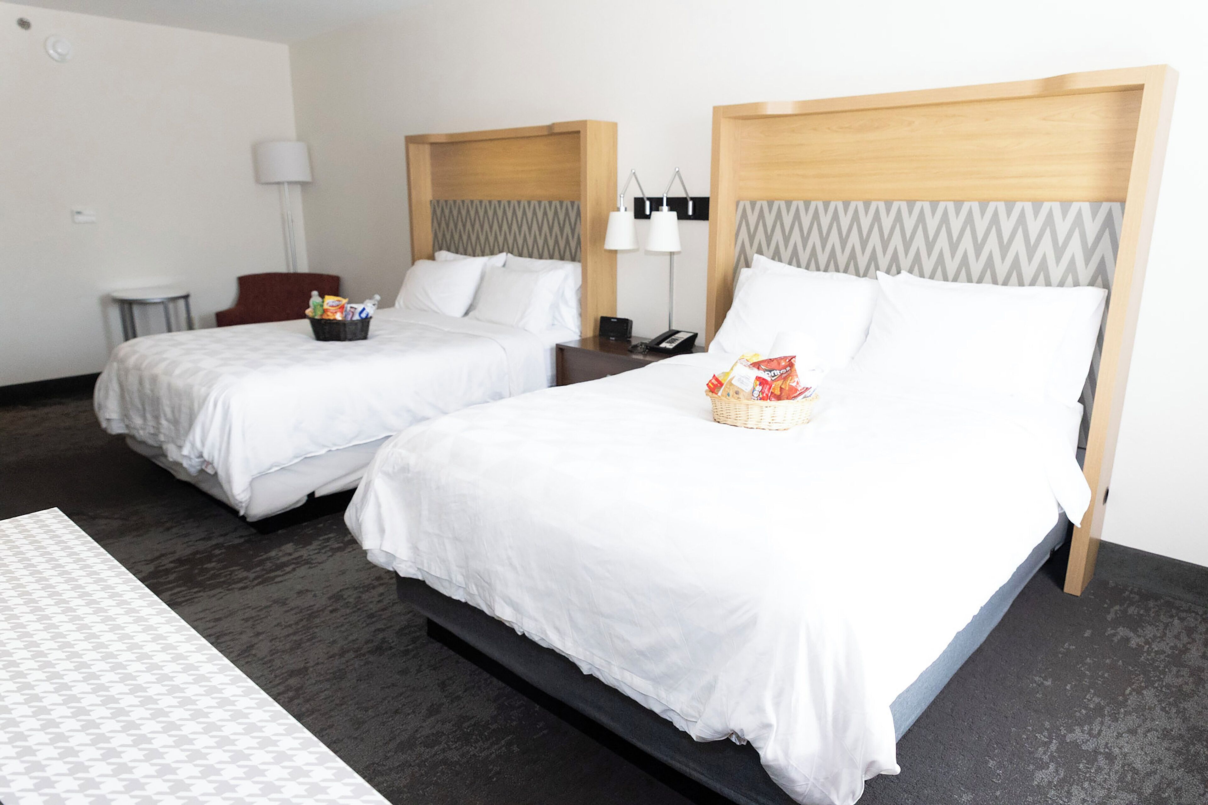 2 Queen Beds Standard | Desk, iron/ironing board, free cribs/infant beds, free rollaway beds