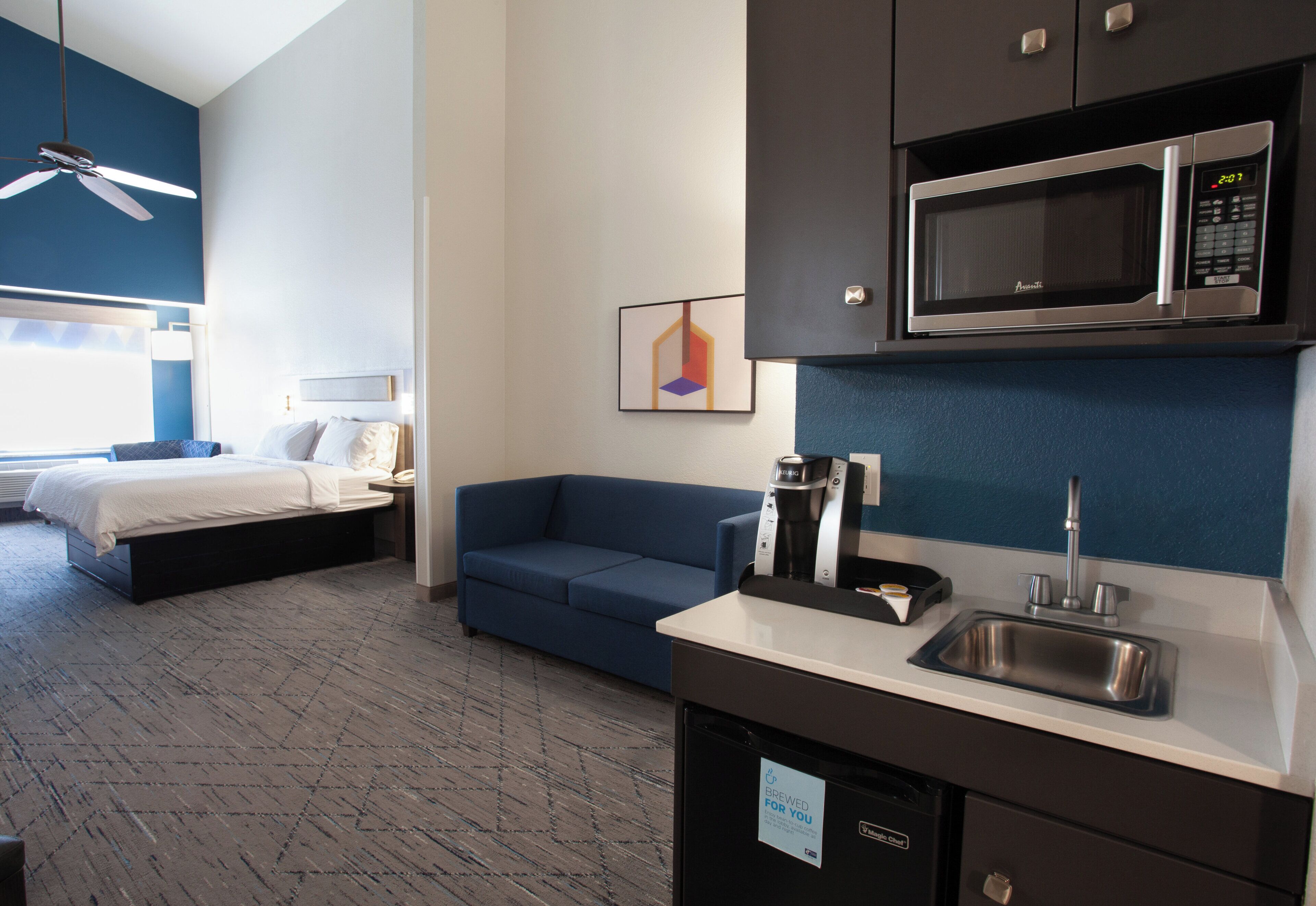 Suite, 1 King Bed (Extra Floor Space) | In-room safe, desk, blackout drapes, iron/ironing board