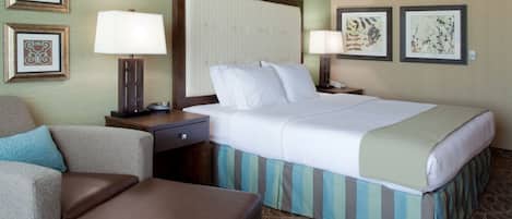 Standardrum - 1 kingsize-säng | Värdeförvaringsskåp på rummet, skrivbord och mörkläggningsgardiner