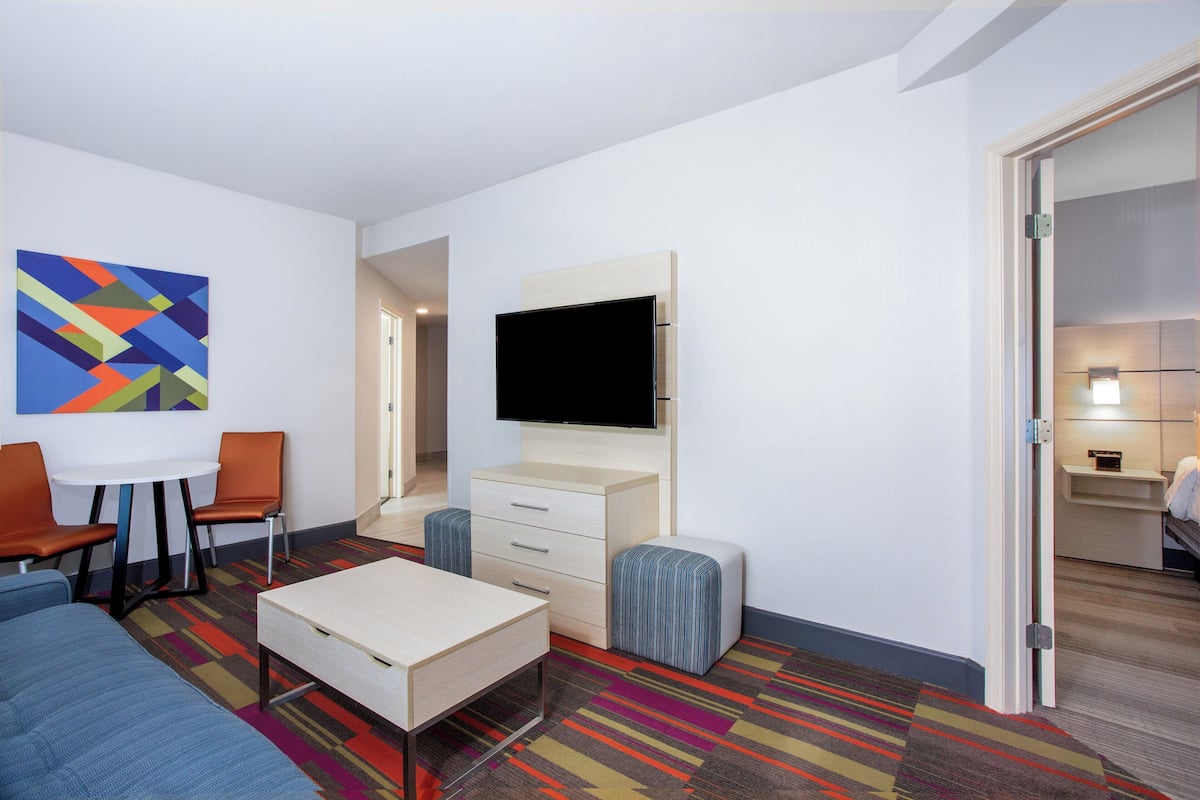 Suite, 2 Bedrooms | Room amenity