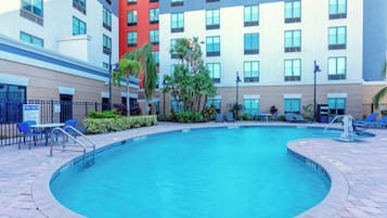 Udendørs pool, åben fra kl. 07.00 til kl. 23.00, liggestole