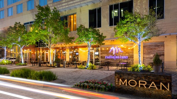 A hotel entrance with a sign reading "MORAN" and a neon sign for "radiom ilano". - The Moran CITYCENTRE (Houston)