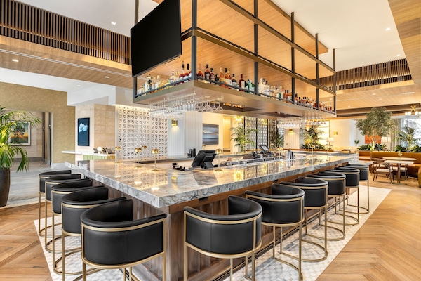 Bar en la azotea, con vista al jardín, abre todos los días