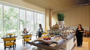 2 restauranter, der serverer morgenmad, frokost, aftensmad og brunch