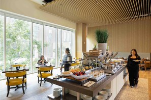 2 restaurants, breakfast served